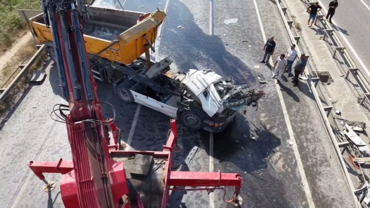 Cekmekoyde hafriyat kamyonu takla atti surucu agir yaralandi I819ZiOt